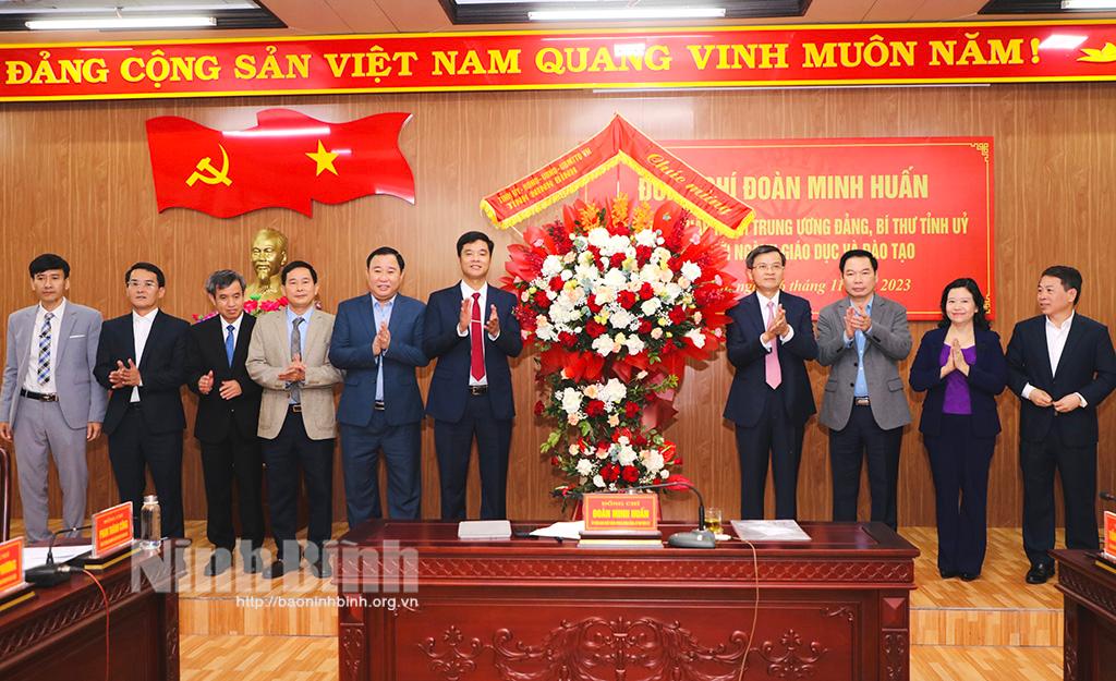 Đồng chí Bí thư Tỉnh ủy thăm, chúc mừng nhân Ngày Nhà giáo Việt Nam và làm việc với ngành Giáo dục-Đào tạo