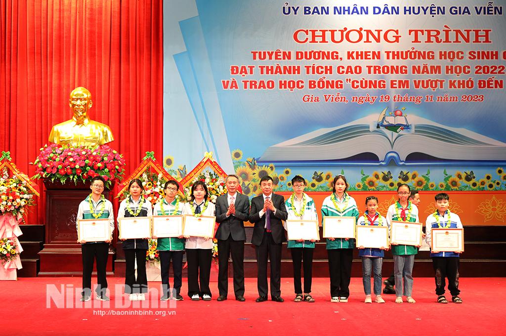 Gia Viễn tuyên dương, khen thưởng học sinh đạt thành tích cao trong năm học 2022-2023