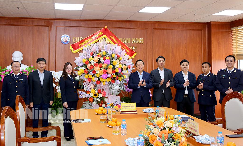 Lãnh đạo UBND tỉnh thăm, động viên các đơn vị khối Tài chính ngày cuối năm