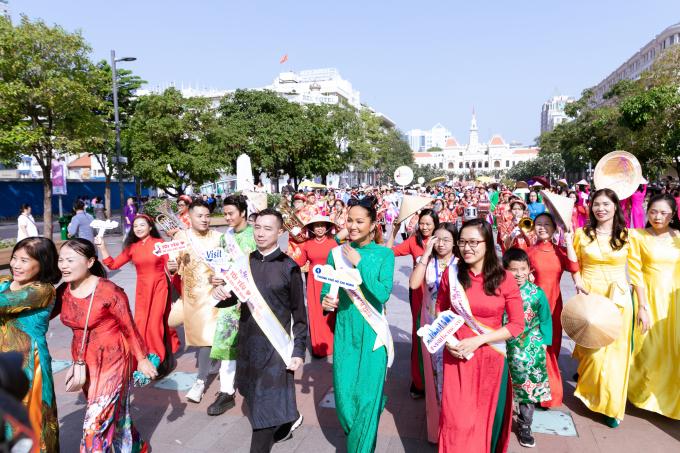 H'Hen Niê cùng 3.000 người mặc áo dài diễu hành