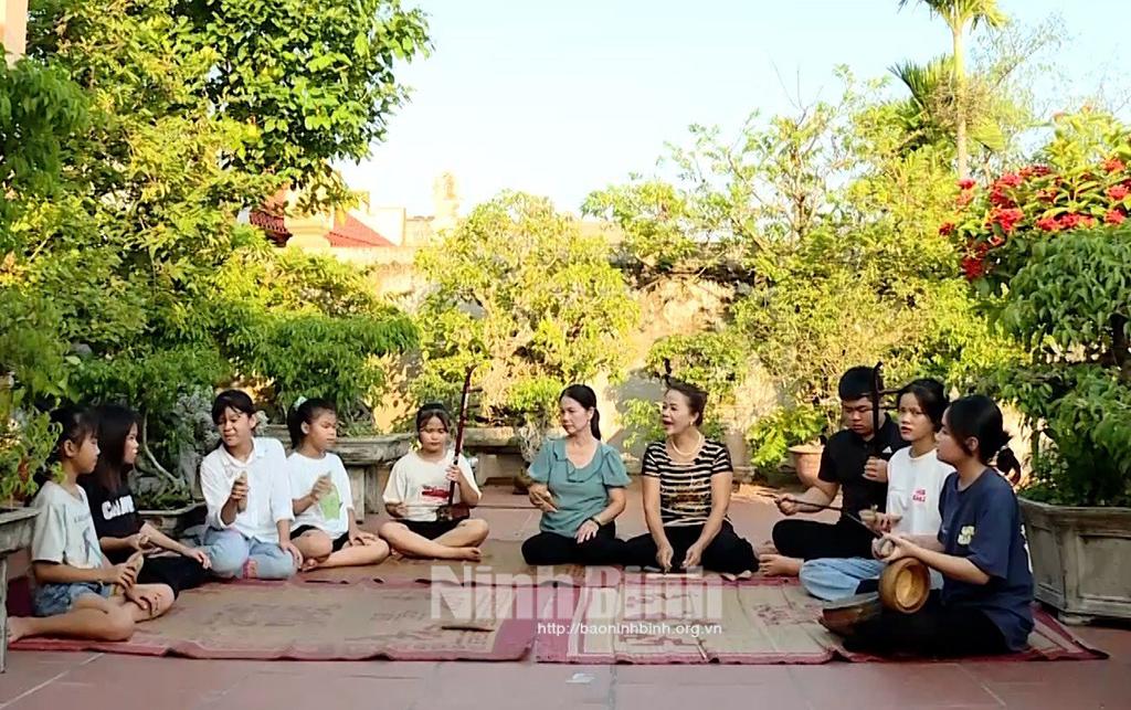 Những người trẻ mê hát xẩm cổ