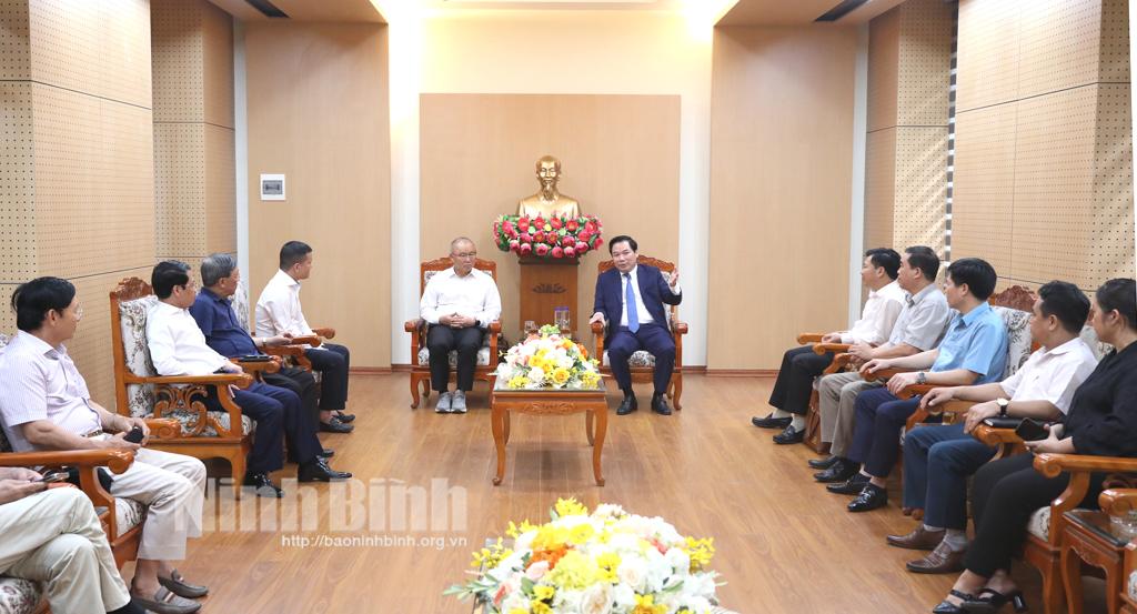 Lãnh đạo UBND tỉnh tiếp huấn luyện viên Bóng đá Park Hang Seo đến chào xã giao