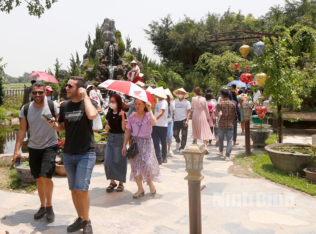 Vietnam greets 3.7 million foreign tourists in four months
