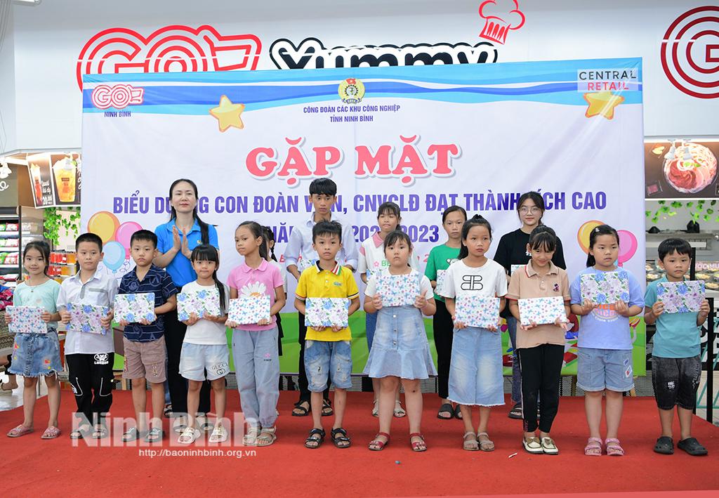 Công đoàn các khu công nghiệp tỉnh biểu dương con đoàn viên, CNVCLĐ đạt thành tích cao trong học tập