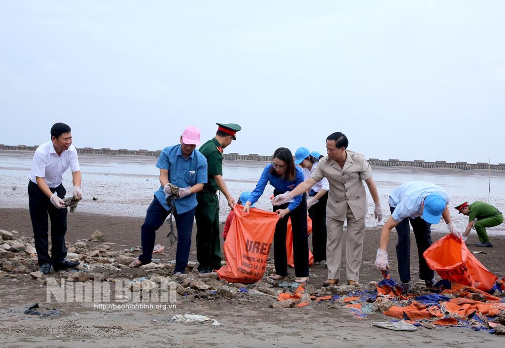 Ra quân thực hiện chiến dịch làm sạch biển tại Cồn Nổi