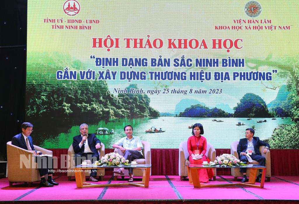 PGS.TS. Đoàn Minh Huấn điều hành phiên trao đổi, thảo luận bàn tròn