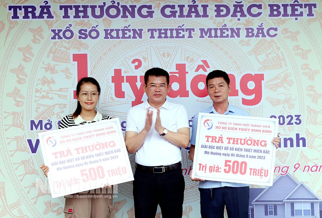 Trao 1 tỷ đồng cho các khách hàng trúng thưởng xổ số kiến thiết miền Bắc