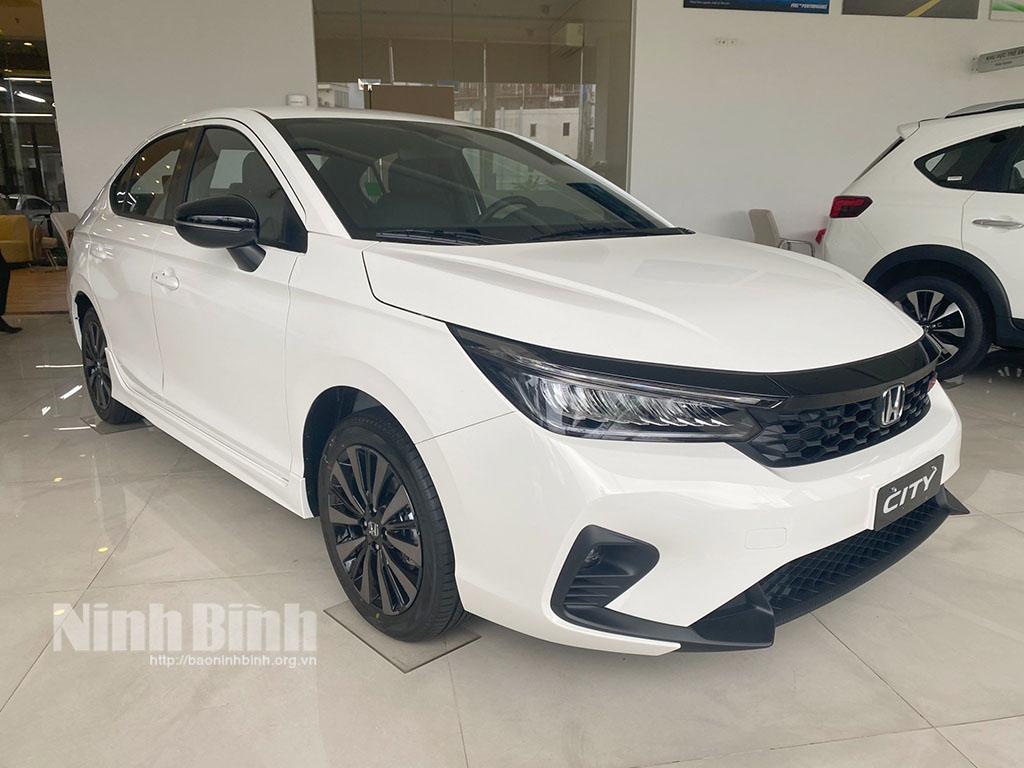 Ồ ạt giảm giá ô tô dịp cận Tết