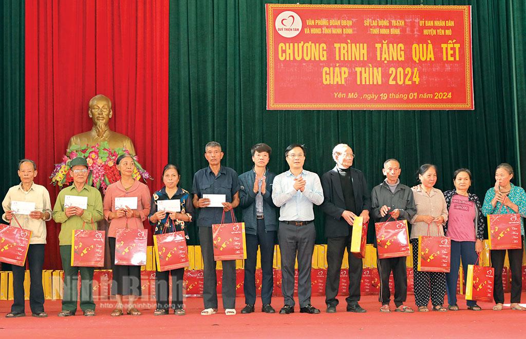 Mang Tết ấm đến với người nghèo