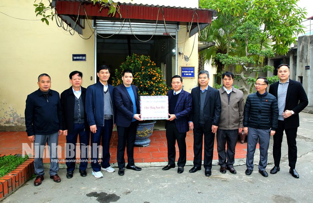 Đồng chí Phó Chủ tịch UBND tỉnh Nguyễn Cao Sơn thăm, chúc Tết một số đơn vị