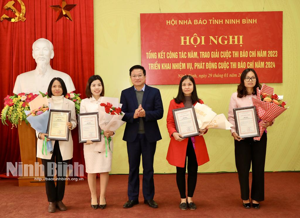 Hội Nhà báo tỉnh triển khai nhiệm vụ năm 2024 và trao giải Cuộc thi "Báo chí về đề tài xây dựng nông thôn mới tỉnh Ninh Bình năm 2023"