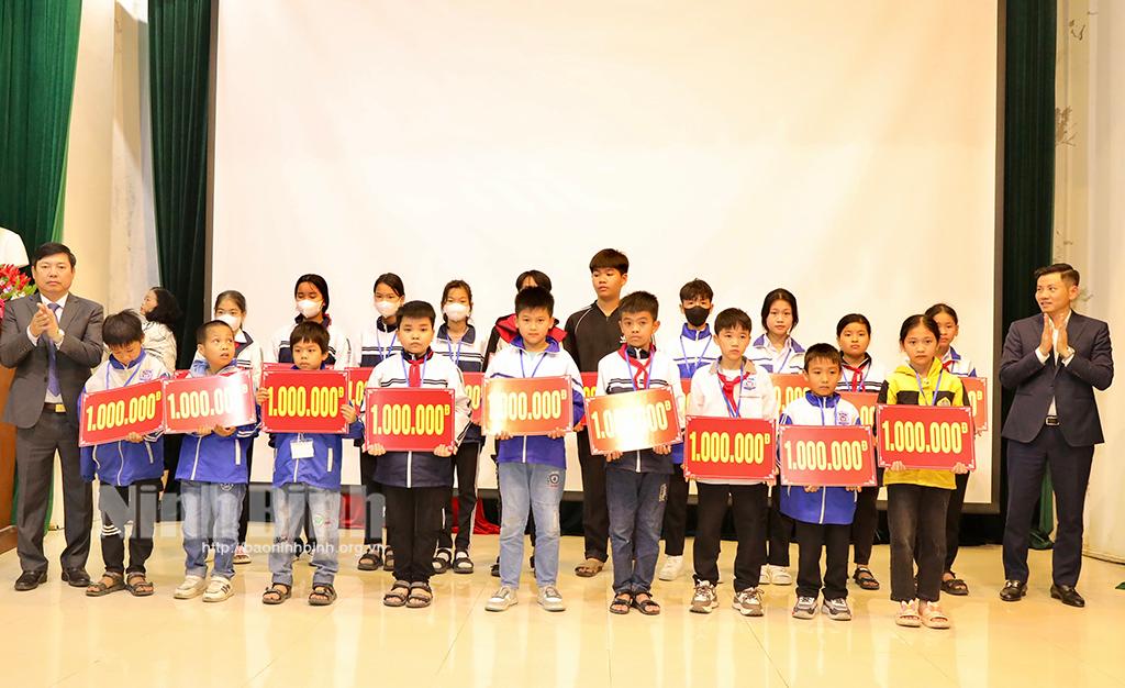 Trao học bổng Trương Hán Siêu-Xuân Giáp Thìn năm 2024
