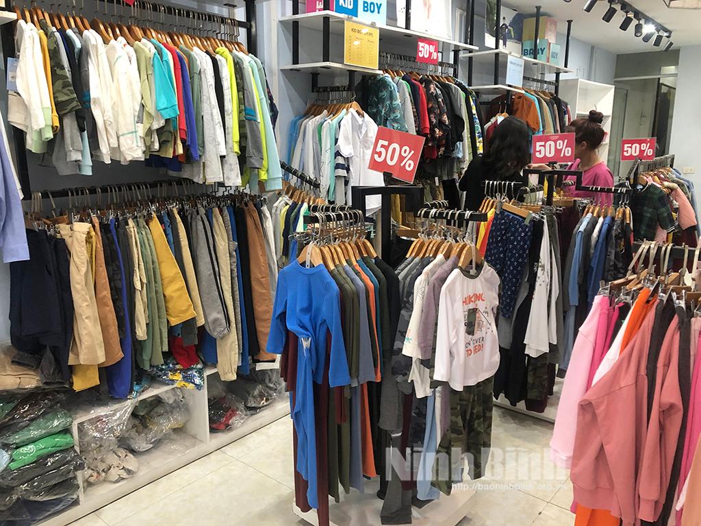 Sau Tết, hàng thời trang vắng khách