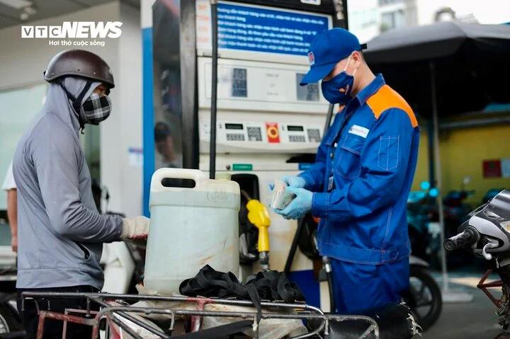 Giá xăng giảm, RON 95 về mốc hơn 23.500 đồng/lít