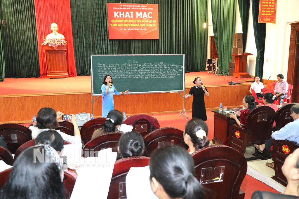 Hoa Lư khai mạc lớp bồi dưỡng hát Chèo, hát Xẩm, hát Văn và nâng cao kỹ năng sử dụng nhạc cụ dân tộc