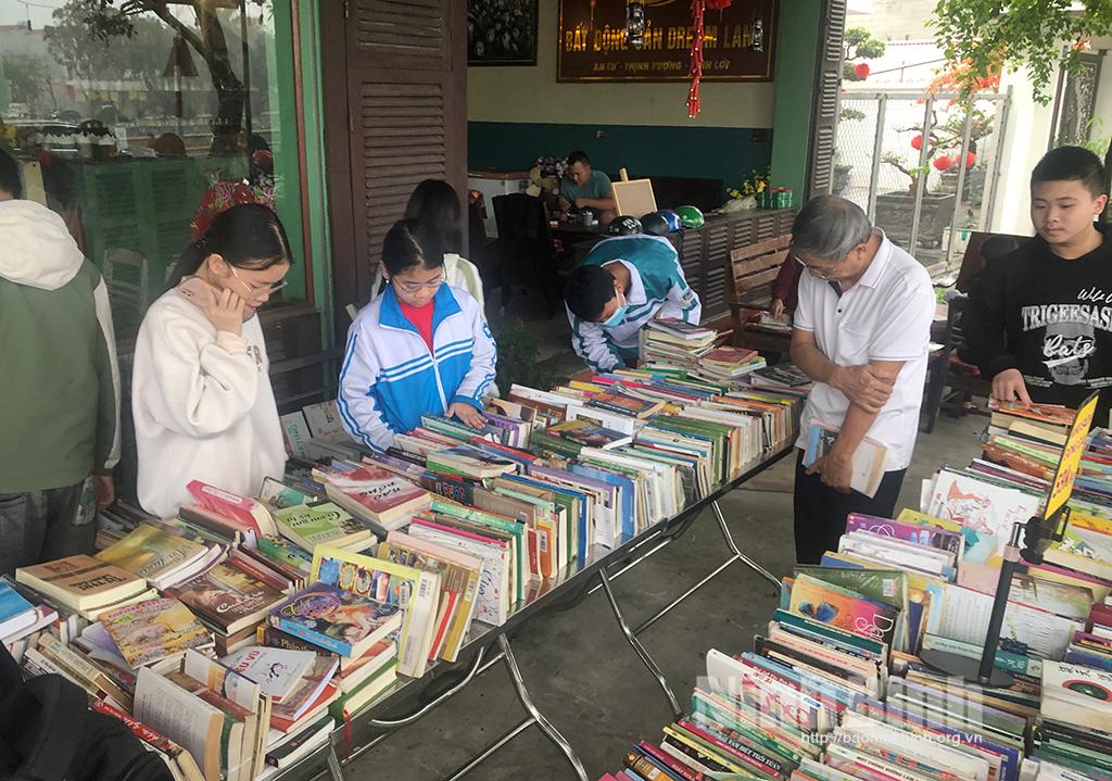 Sách cũ thu hút độc giả trẻ