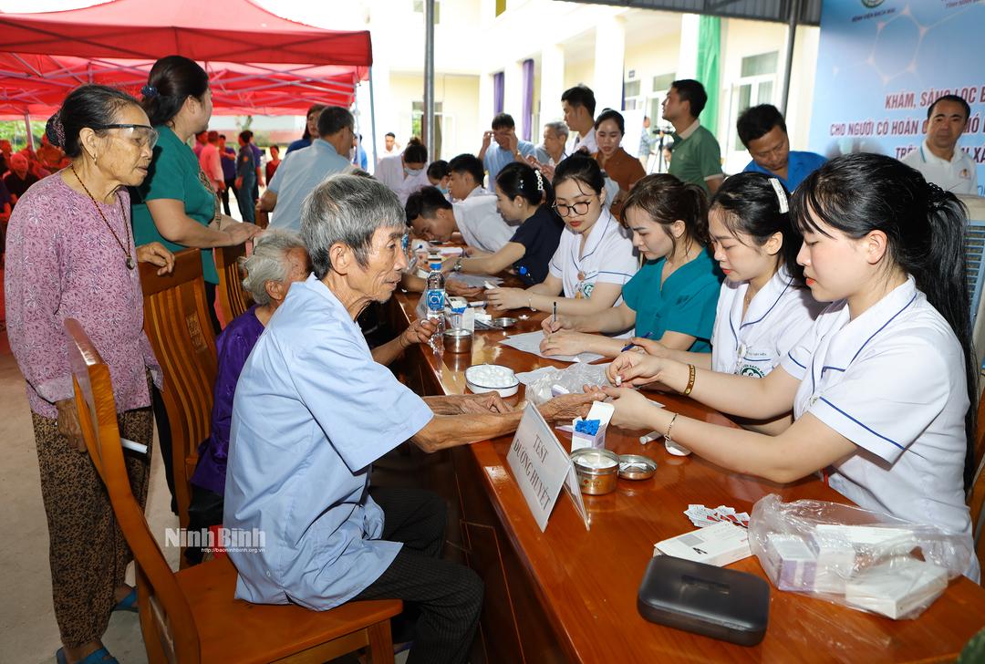 Khám bệnh, tư vấn sức khỏe và cấp phát thuốc miễn phí cho 300 trường hợp