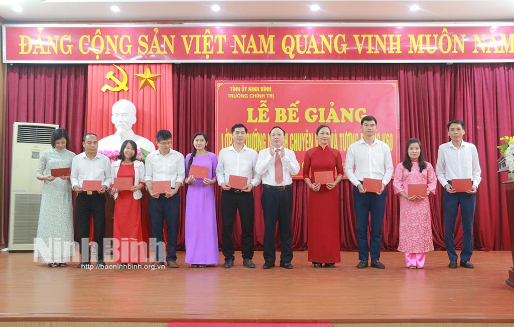 Bế giảng lớp bồi dưỡng ngạch chuyên viên và tương đương K60