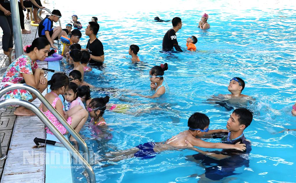 Nắng nóng, bể bơi "hút" khách