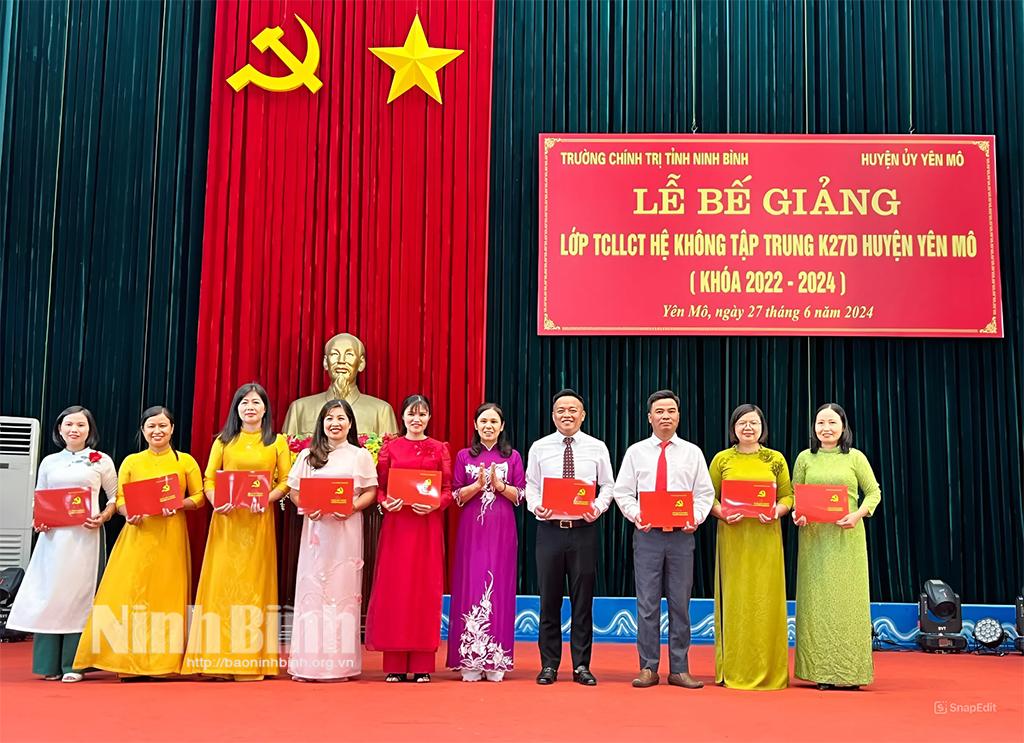 Yên Mô: Bế giảng lớp Trung cấp Lý luận chính trị hệ không tập trung K27D