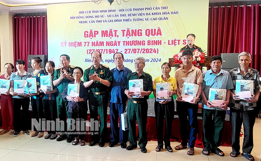 Gặp mặt, tặng quà các đối tượng chính sách nhân kỷ niệm 77 năm Ngày Thương binh, liệt sĩ 27/7