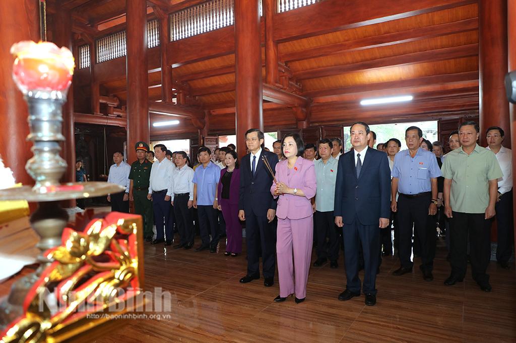 Lãnh đạo Đảng, Nhà nước và lãnh đạo tỉnh Ninh Bình dâng hương tưởng niệm các Anh hùng liệt sĩ