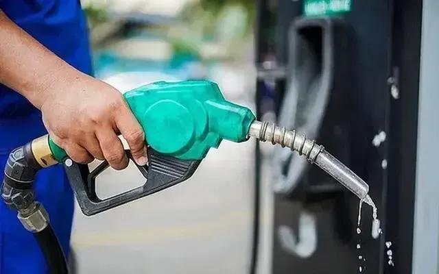 Giá xăng giảm lần thứ 4 liên tiếp