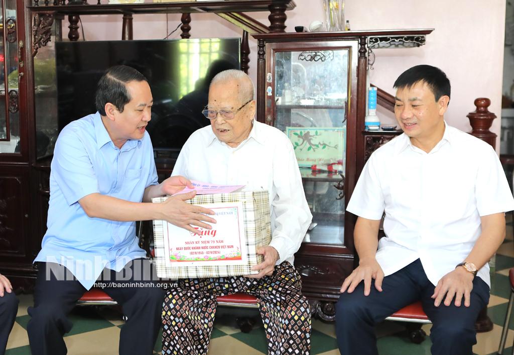 Các đồng chí lãnh đạo tỉnh thăm, tặng quà người có công với cách mạng