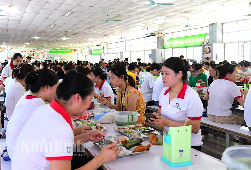 Tổ chức "Bữa cơm công đoàn" cho 1.500 người lao động Công ty TNHH Great Global International