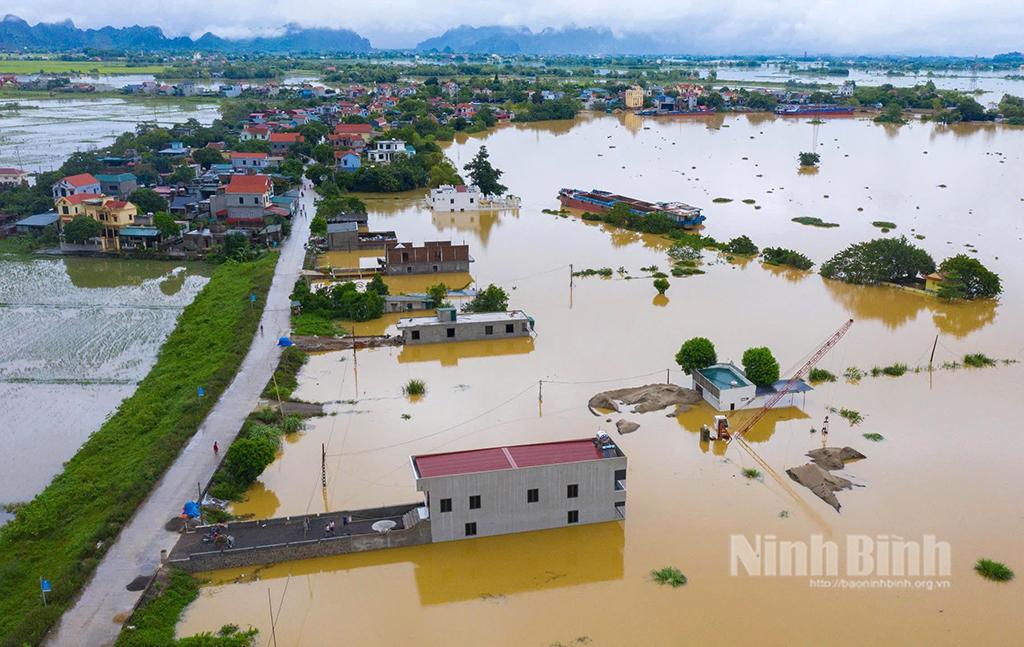 Trưởng Ban Chỉ huy PCTT&TKCN tỉnh Ninh Bình ký Lệnh di dân Vùng phân lũ, chậm lũ huyện Gia Viễn và huyện Nho Quan