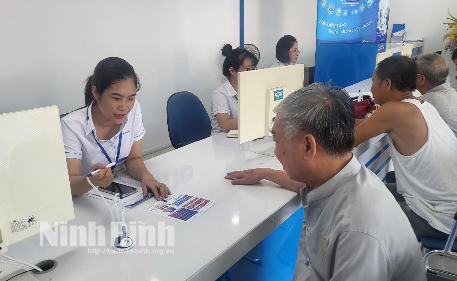 Hơn 14.000 khách hàng của Vinaphone Ninh Bình đã chuyển đổi thiết bị di động 2G lên 4G