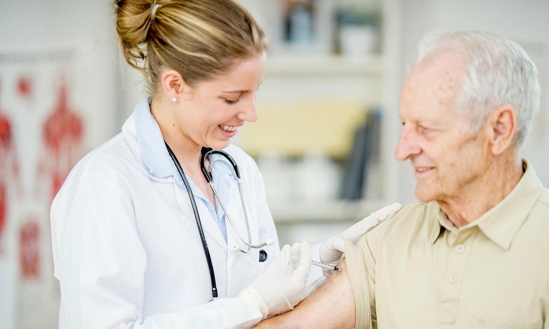 Vaccine cho người trên 50 tuổi