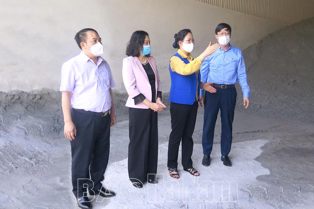 Đồng chí Bí thư Tỉnh ủy Lê Thị Thủy chỉ đạo thực hiện ngay các biện pháp nhằm giảm thiểu, khắc phục tình trạng ô nhiễm môi trường khu vực khai thác vật liệu xây dựng tại Thanh Liêm và Kim Bảng