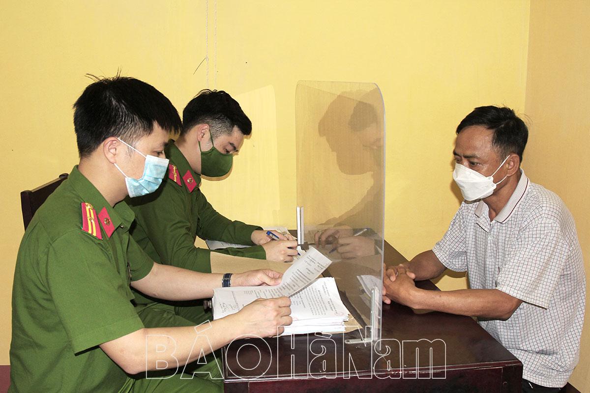 Công an thành phố Phủ Lý vận động đối tượng “Lừa đảo chiếm đoạt tài sản” ra đầu thú