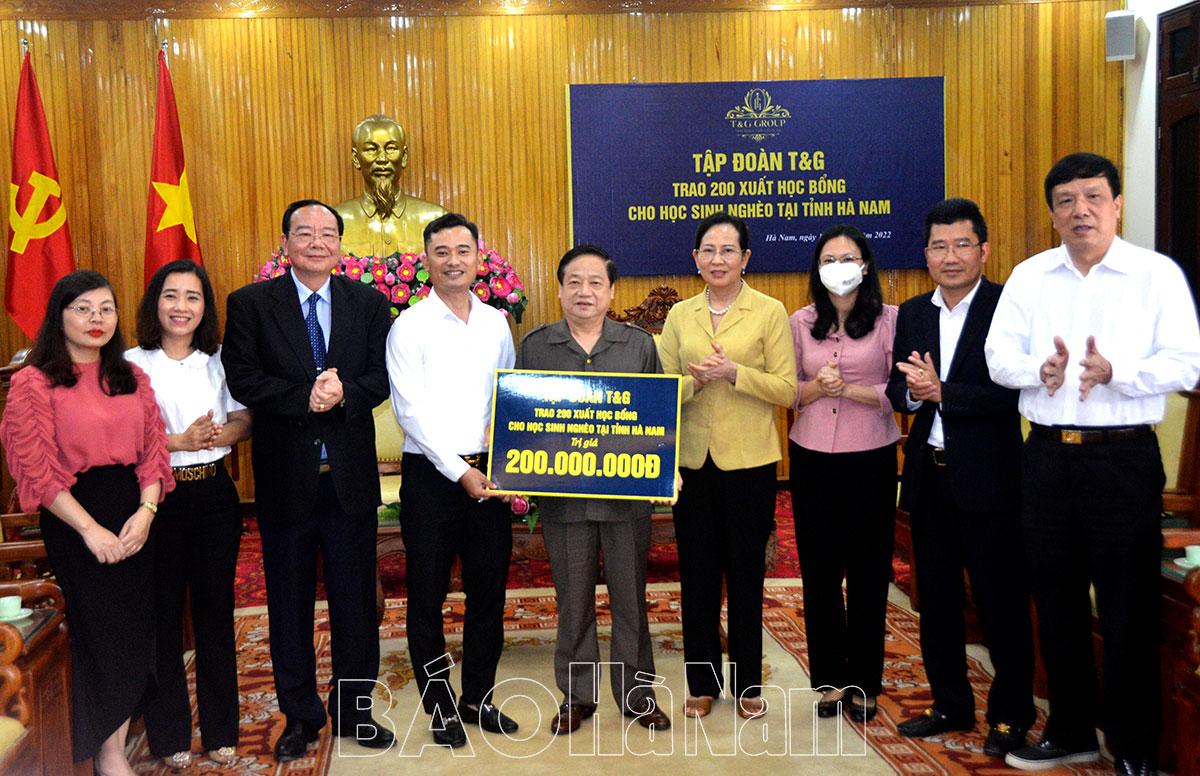 Đồng chí Bí thư Tỉnh ủy Lê Thị Thủy làm việc với Tập đoàn T&G về tìm hiểu đầu tư và trao học bổng cho học sinh nghèo vượt khó, học giỏi