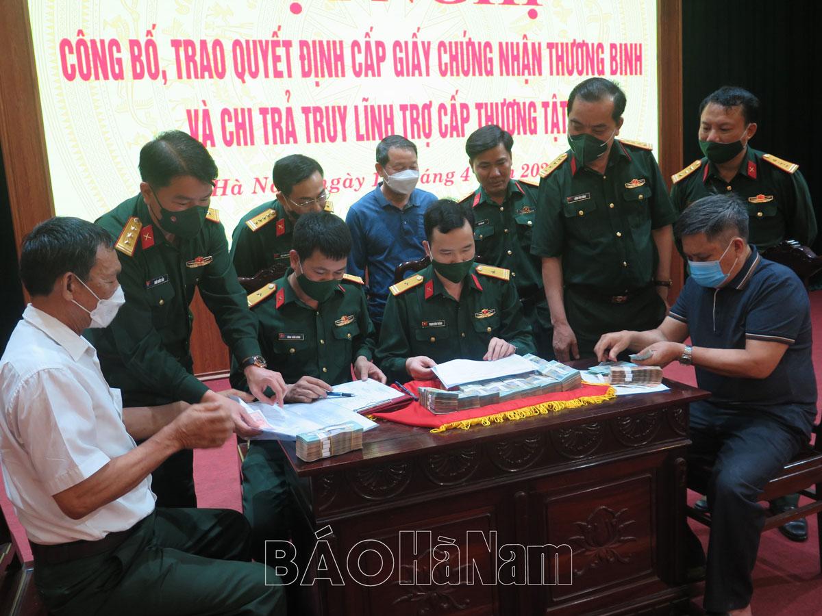 Bộ CHQS tỉnh công bố quyết định cấp giấy chứng nhận và chi trả truy lĩnh trợ cấp thương tật cho thương binh