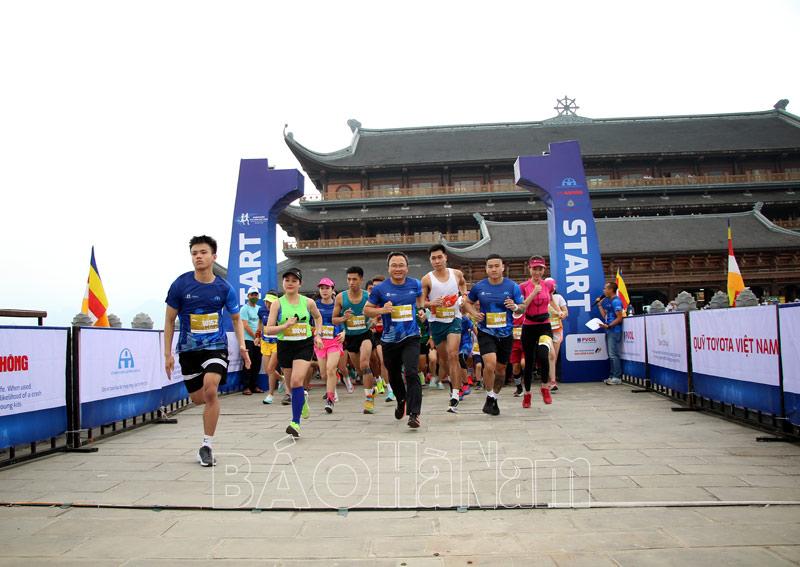 Hơn 1000 vận động viên tham gia Giải Marathon Vì an toàn giao thông tại chùa Tam Chúc
