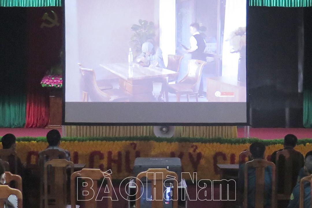 Ban CHQS thành phố Phủ Lý phối hợp tổ chức chiếu phim lưu động phục vụ nhân dân