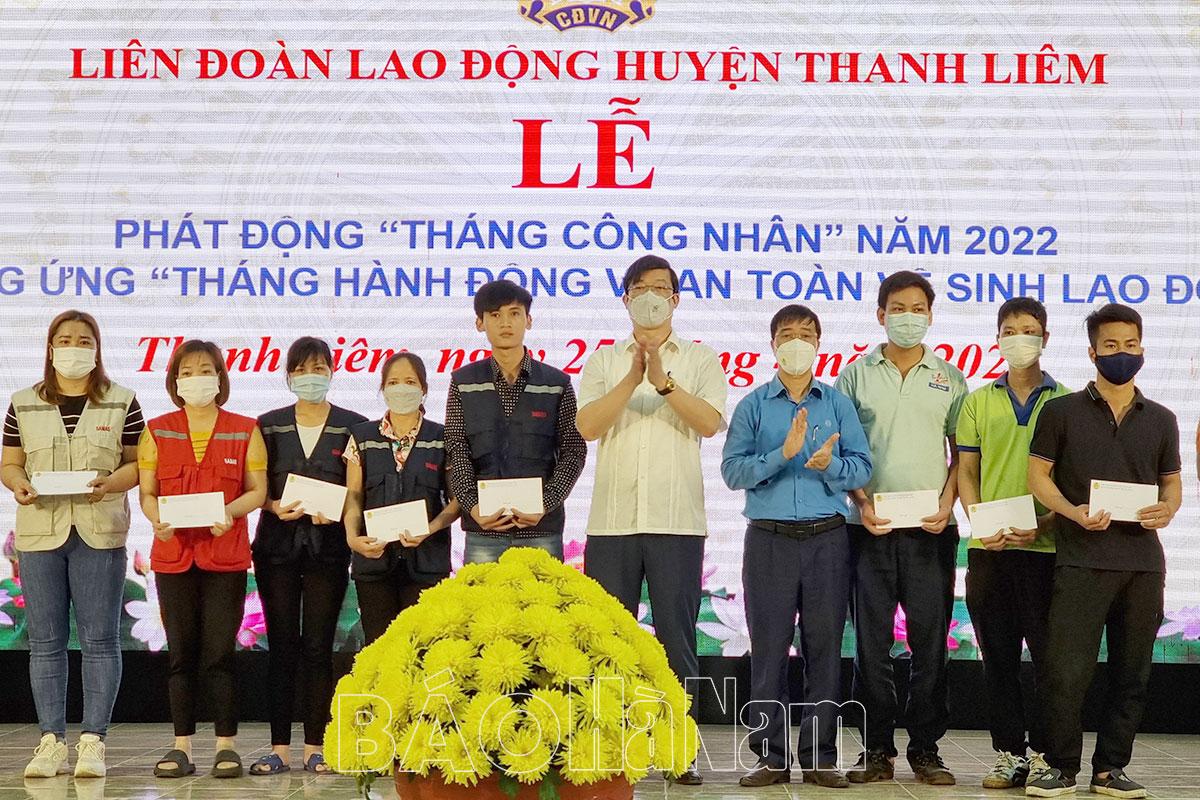 LĐLĐ huyện Thanh Liêm tặng 51 suất quà cho CNLĐ khó khăn nhân dịp Tháng Công nhân 2022