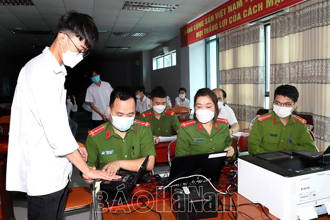 Công an TP. Phủ Lý cấp định danh điện tử cho học sinh trường THPT Chuyên Biên Hòa