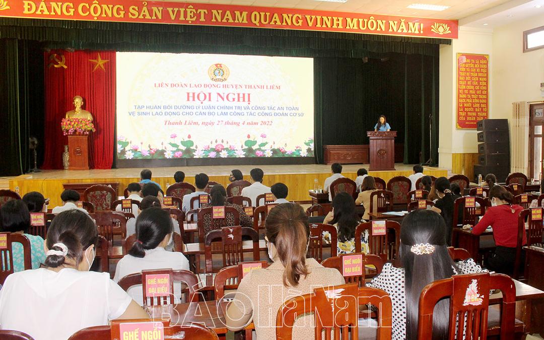 LĐLĐ huyện Thanh Liêm bồi dưỡng lý luận chính trị và tập huấn công tác an toàn lao động cho cán bộ công đoàn cơ sở