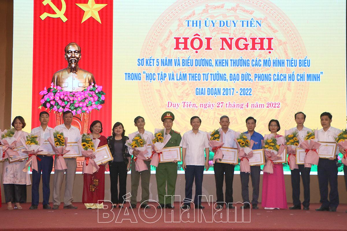 Thị ủy Duy Tiên biểu dương khen thưởng các mô hình tiêu biểu trong “Học tập và làm theo tư tưởng, đạo đức, phong cách Hồ Chí Minh” giai đoạn 2017-2022