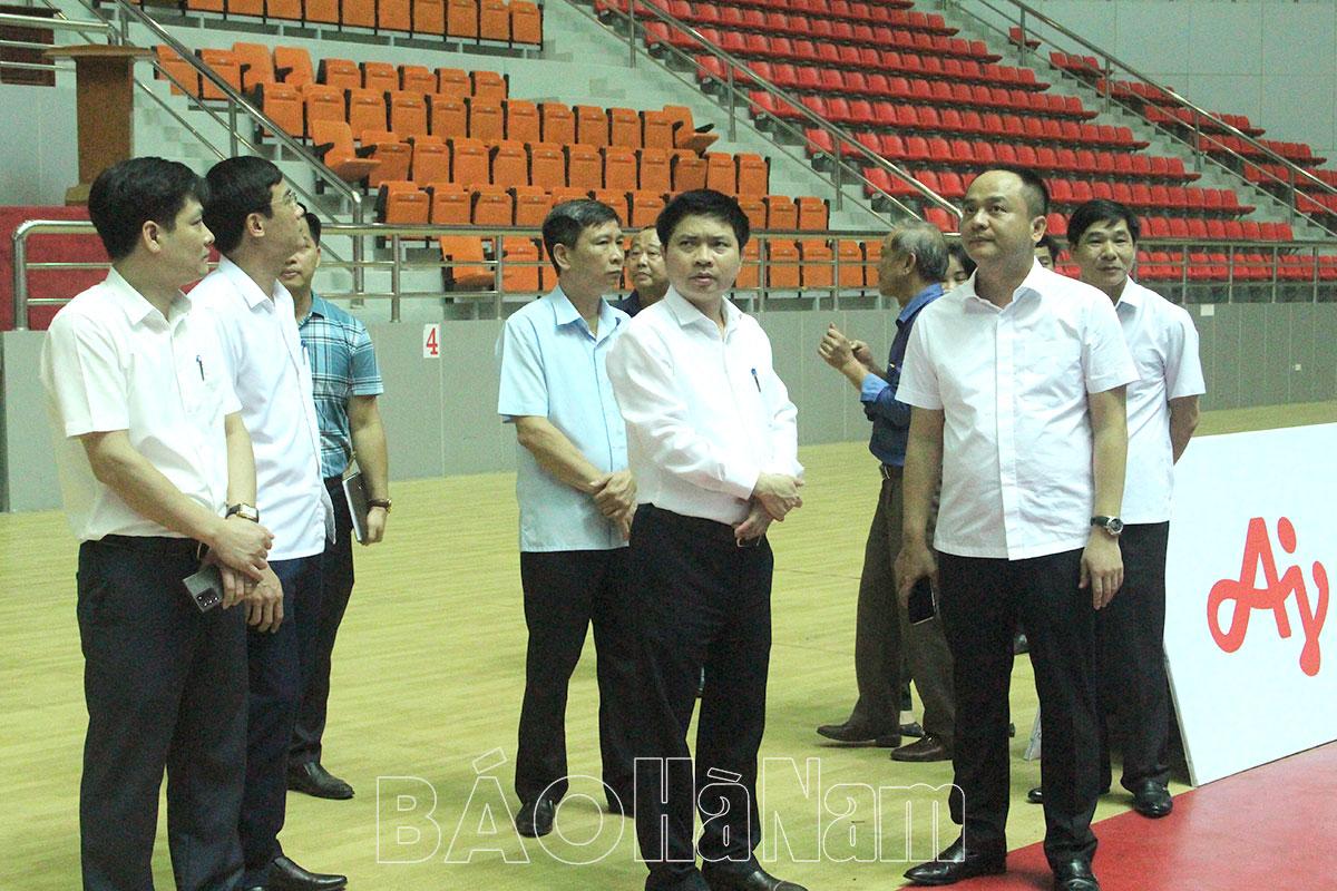 Đồng chí Chủ tịch UBND tỉnh Trương Quốc Huy kiểm tra công tác chuẩn bị cho Seagames 31 tại Nhà thi đấu TDTT tỉnh