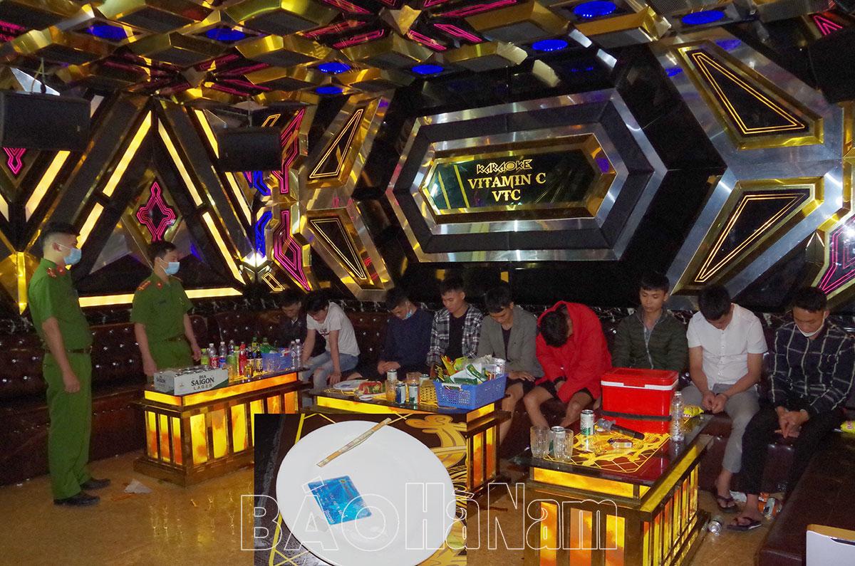 Công an huyện Thanh Liêm bắt 10 đối tượng mua bán, tổ chức sử dụng ma túy trong quán Karaoke