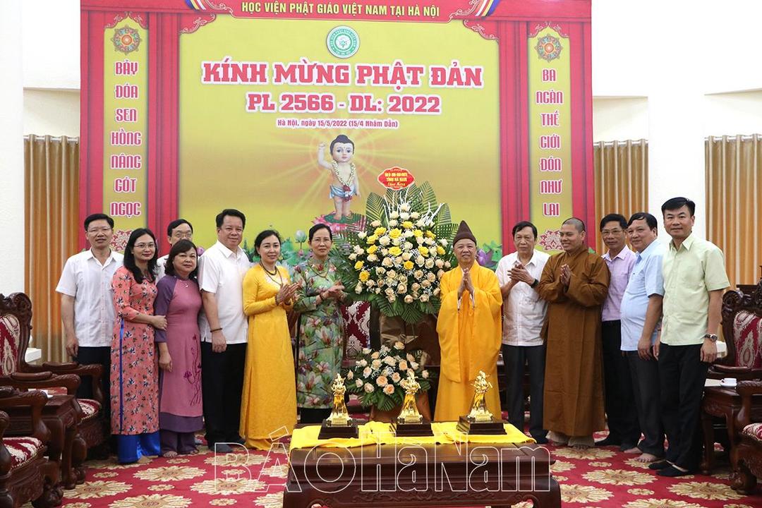 Đồng chí Bí thư Tỉnh ủy Lê Thị Thủy cùng Đoàn cán bộ lãnh đạo tỉnh thăm, chúc mừng Học viện Phật giáo Việt Nam nhân dịp Lễ Phật đản