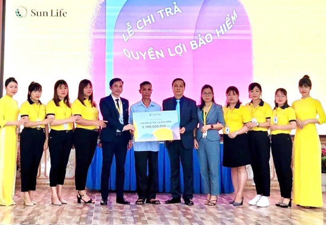 Sun Life Việt Nam chi trả quyền lợi bảo hiểm cho khách hàng tại Hà Nam với số tiền 1,1 tỉ đồng
