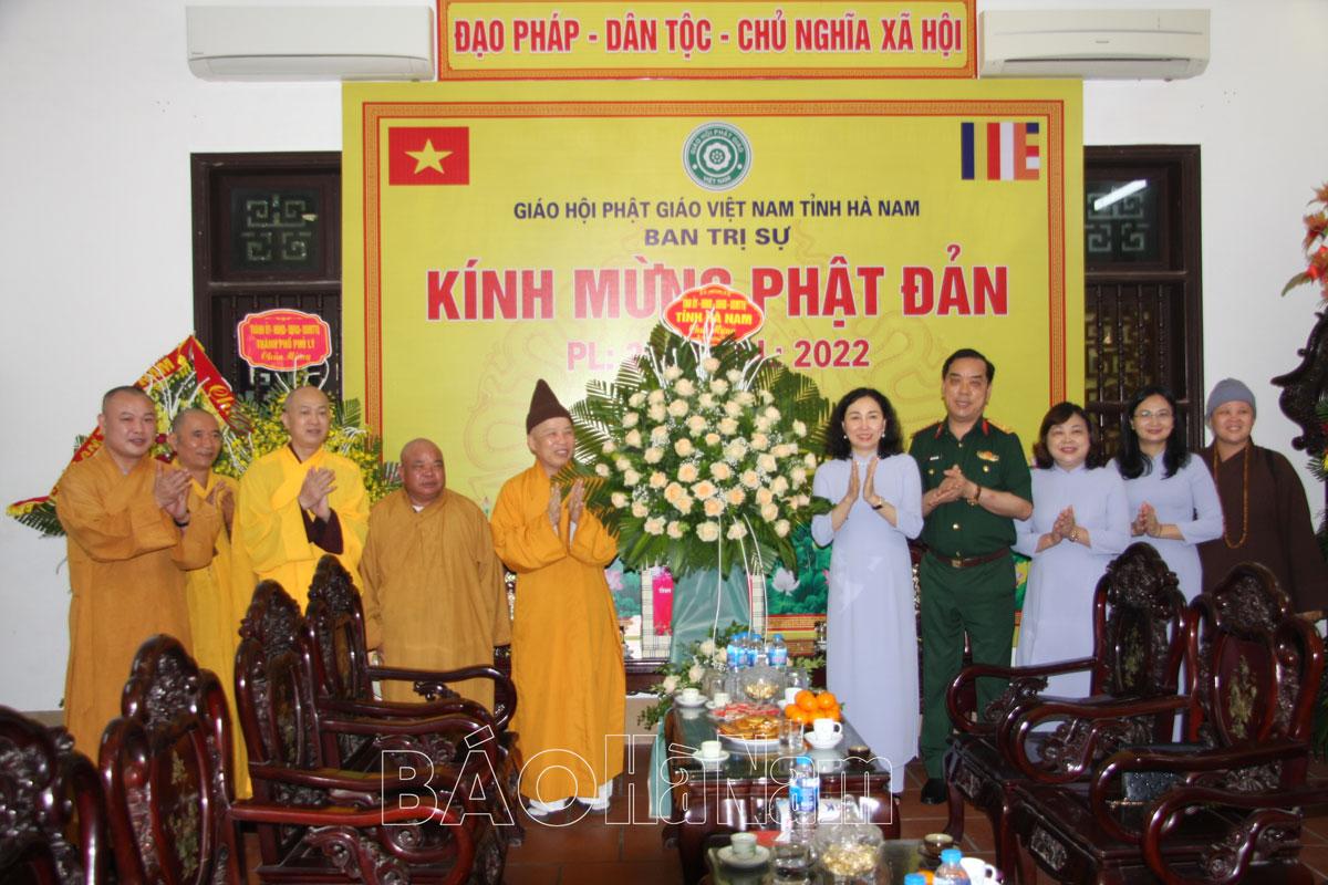 Đồng chí Phó Bí thư Thường trực Tỉnh ủy Đinh Thị Lụa chúc mừng lễ Phật đản