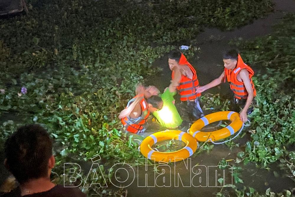 Cứu nạn kịp thời nam thanh niên nhảy cầu Châu Sơn (Phủ Lý)