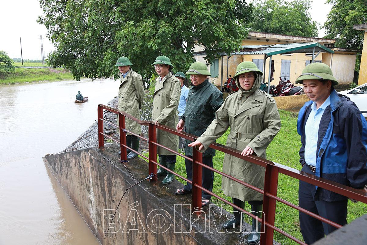 Đồng chí Bí thư Tỉnh ủy Lê Thị Thủy kiểm tra tình hình mưa úng trên địa bàn tỉnh