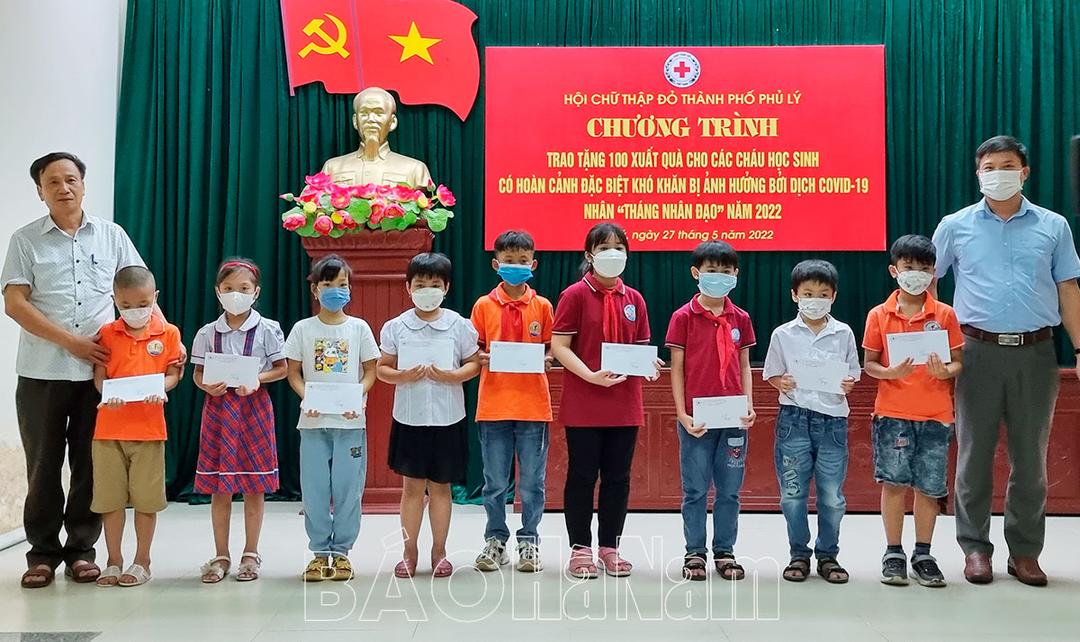 Hội Chữ thập đỏ TP Phủ Lý trao tặng 100 suất quà cho học sinh có hoàn cảnh đặc biệt khó khăn